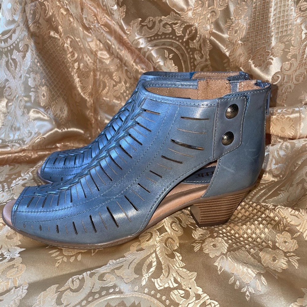 Earth Brands Footwear. Style: Vicki Peep toe, leather bootie, Size 8.5,